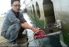 台北海邊鑽孔安裝停船用的橡膠墊